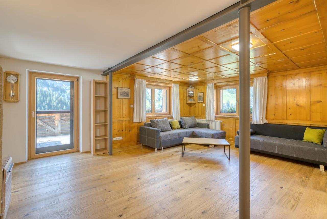Hus24 Aparthotel Schrocken Bagian luar foto