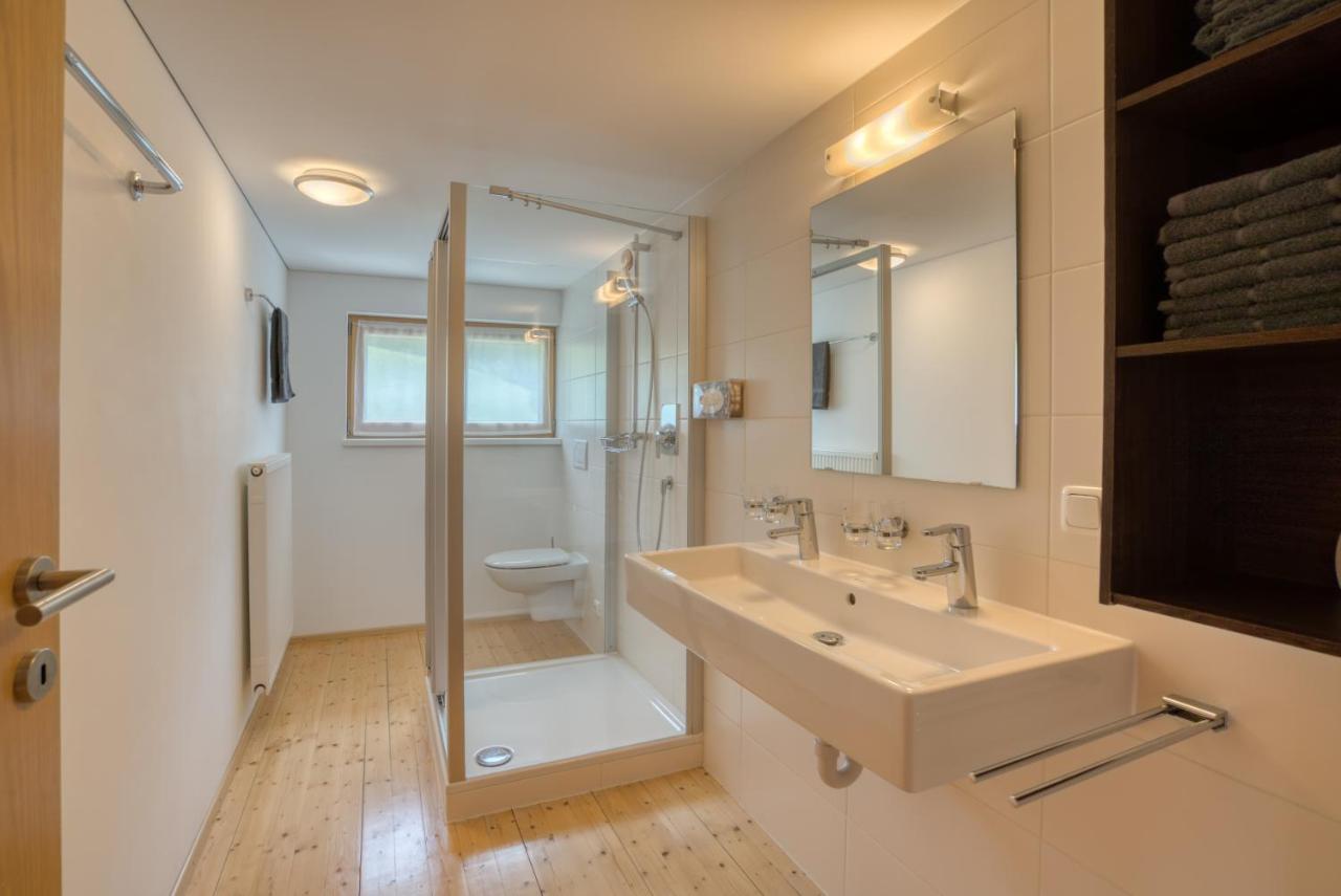 Hus24 Aparthotel Schrocken Bagian luar foto
