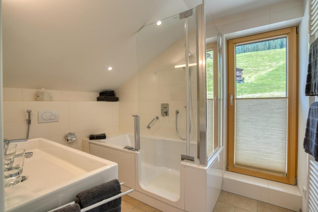 Hus24 Aparthotel Schrocken Bagian luar foto