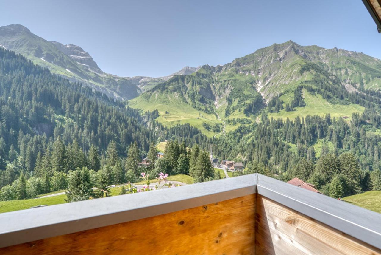 Hus24 Aparthotel Schrocken Bagian luar foto
