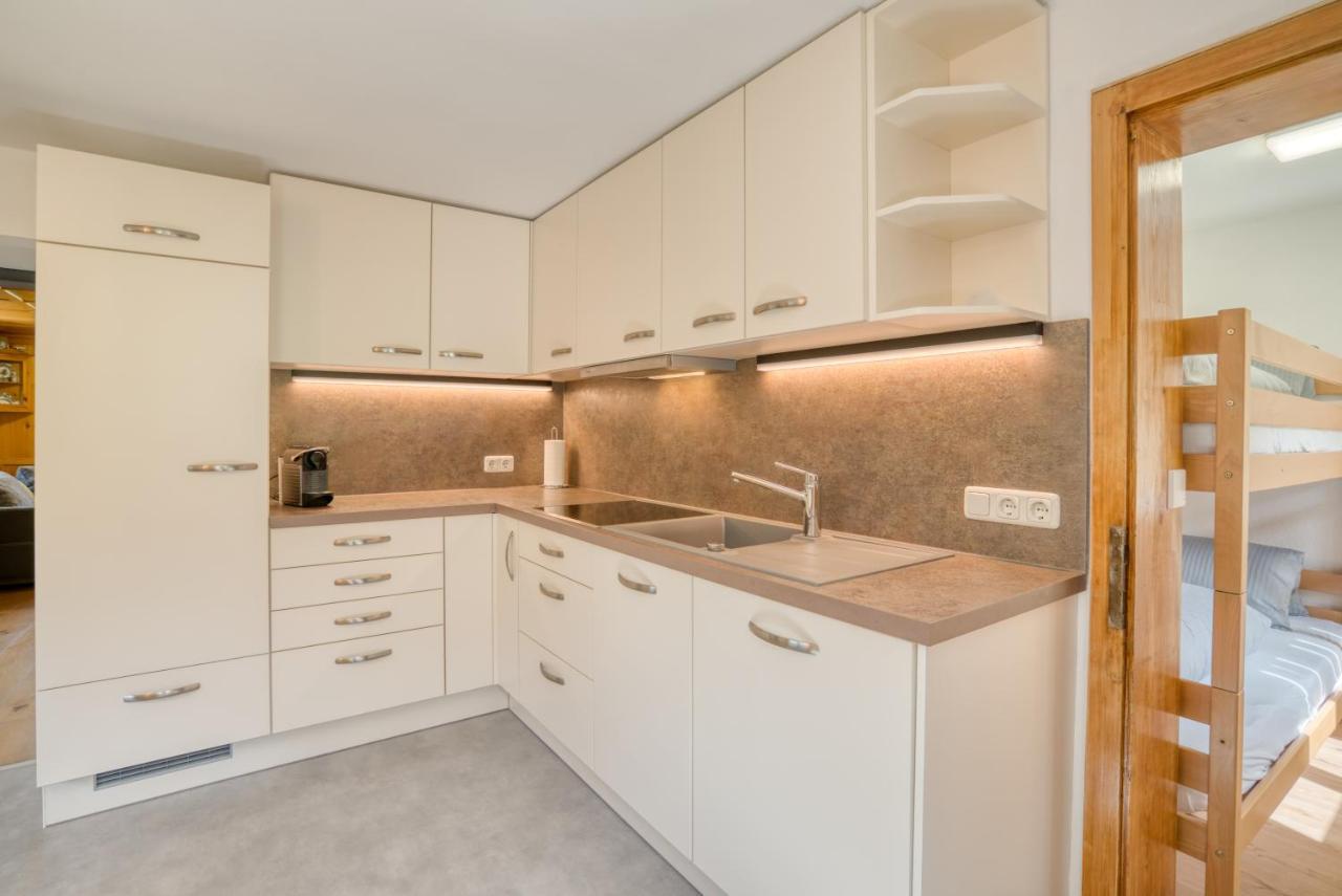 Hus24 Aparthotel Schrocken Bagian luar foto
