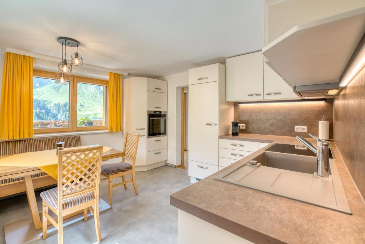 Hus24 Aparthotel Schrocken Bagian luar foto