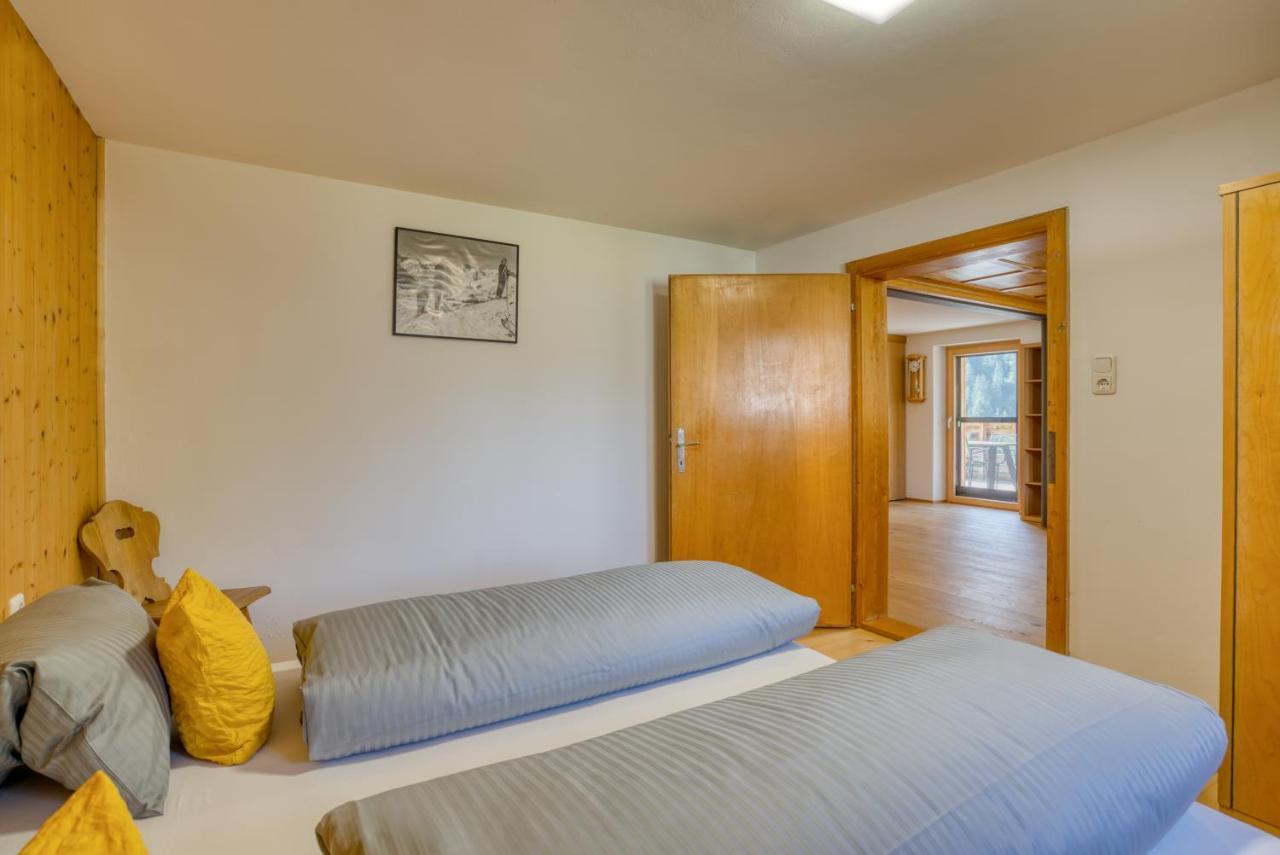 Hus24 Aparthotel Schrocken Bagian luar foto